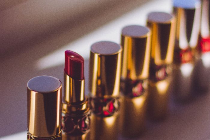 Lipstik dari Serbuk Mimpi yang Dihancurkan Tengah Malam: Keajaiban dalam Setiap Olesan